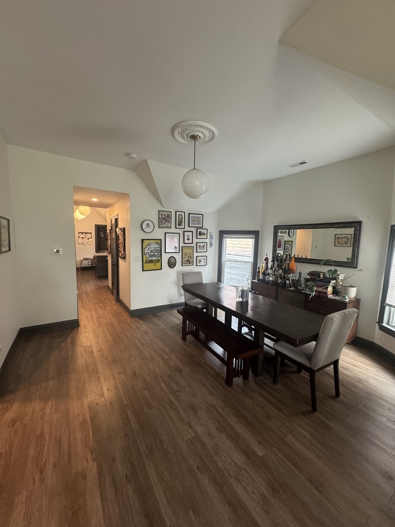1040 W Roscoe Street Unit: 3