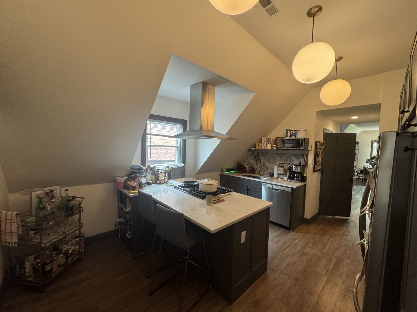 1040 W Roscoe Street Unit: 3