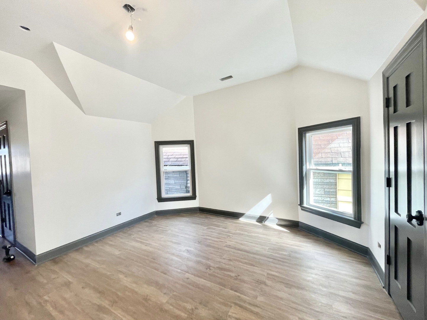 1040 W Roscoe Street Unit: 3