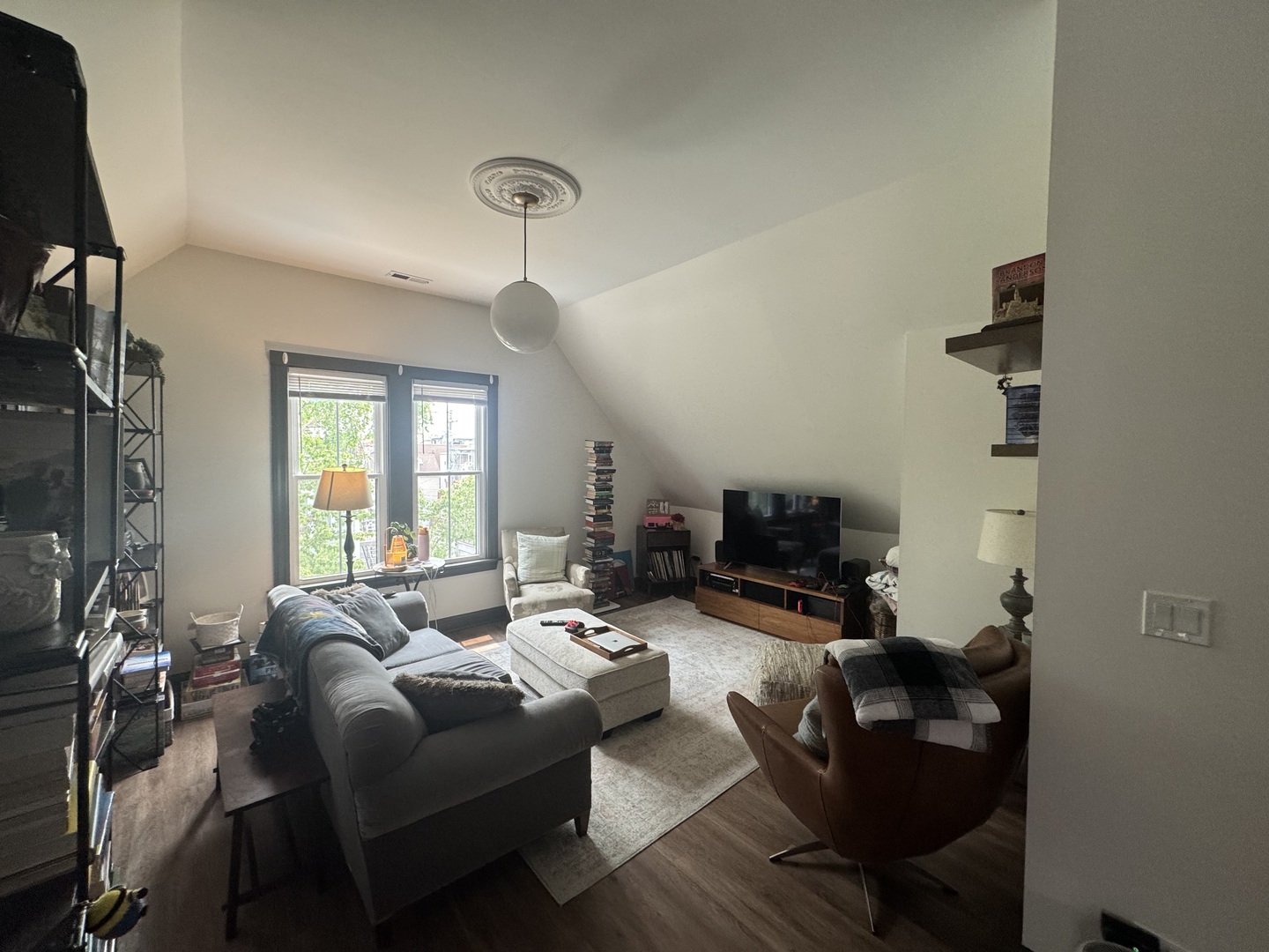 1040 W Roscoe Street Unit: 3