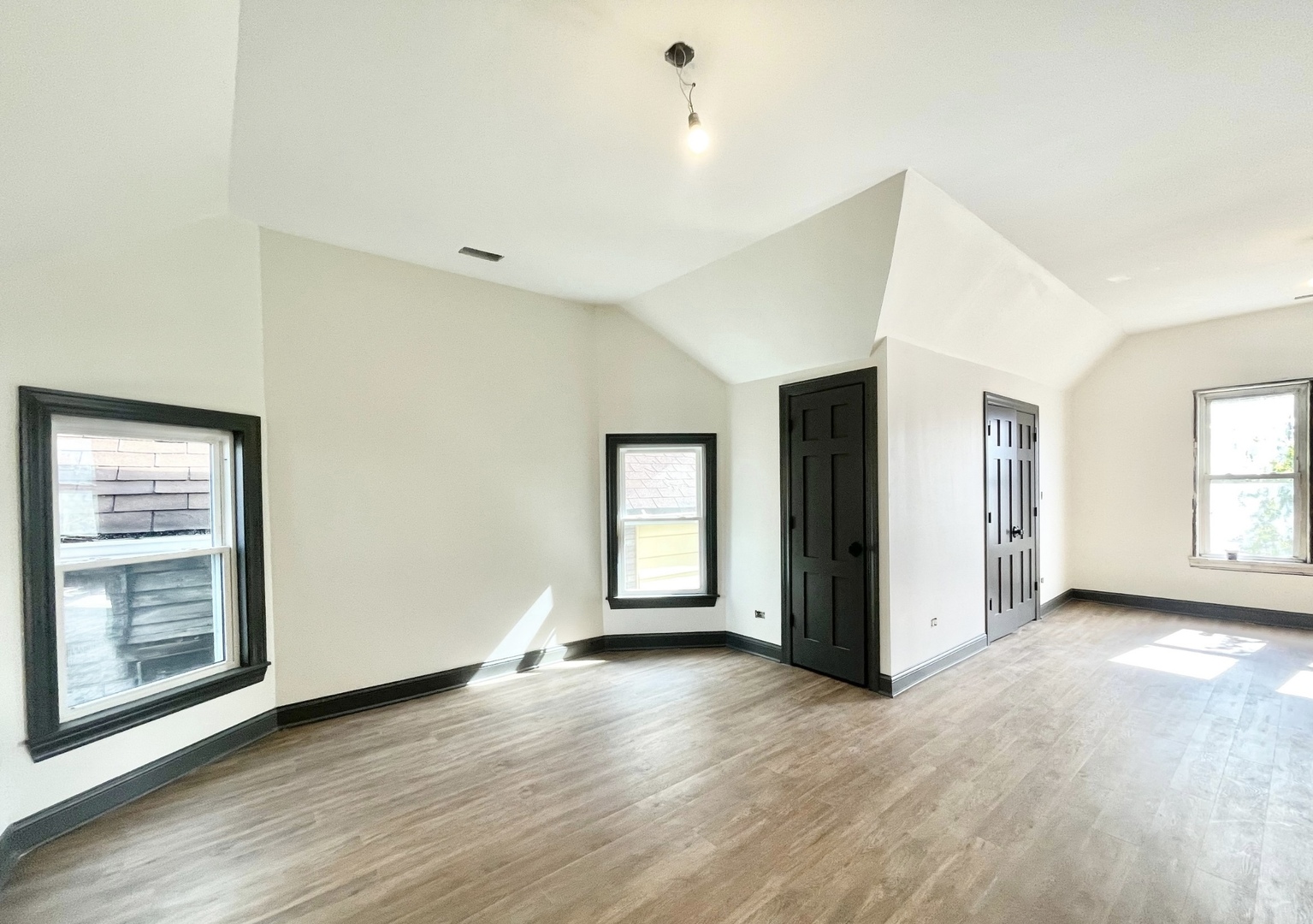 1040 W Roscoe Street Unit: 3