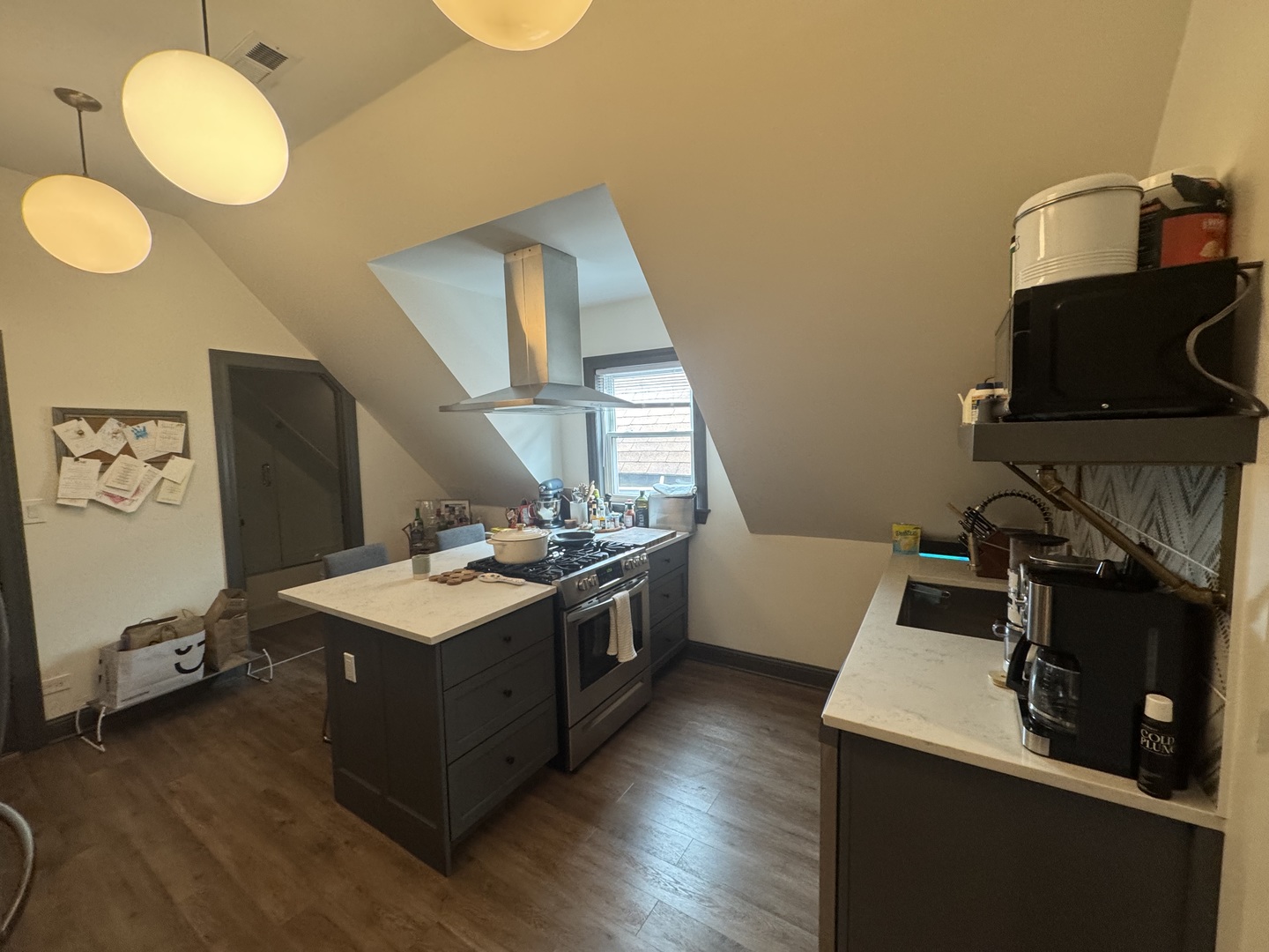 1040 W Roscoe Street Unit: 3