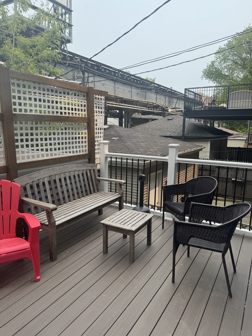 1040 W Roscoe Street Unit: 3