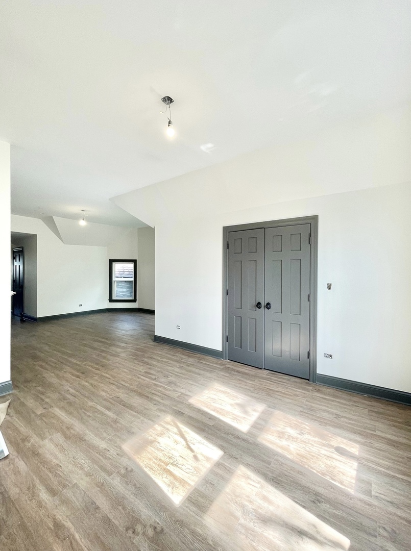1040 W Roscoe Street Unit: 3