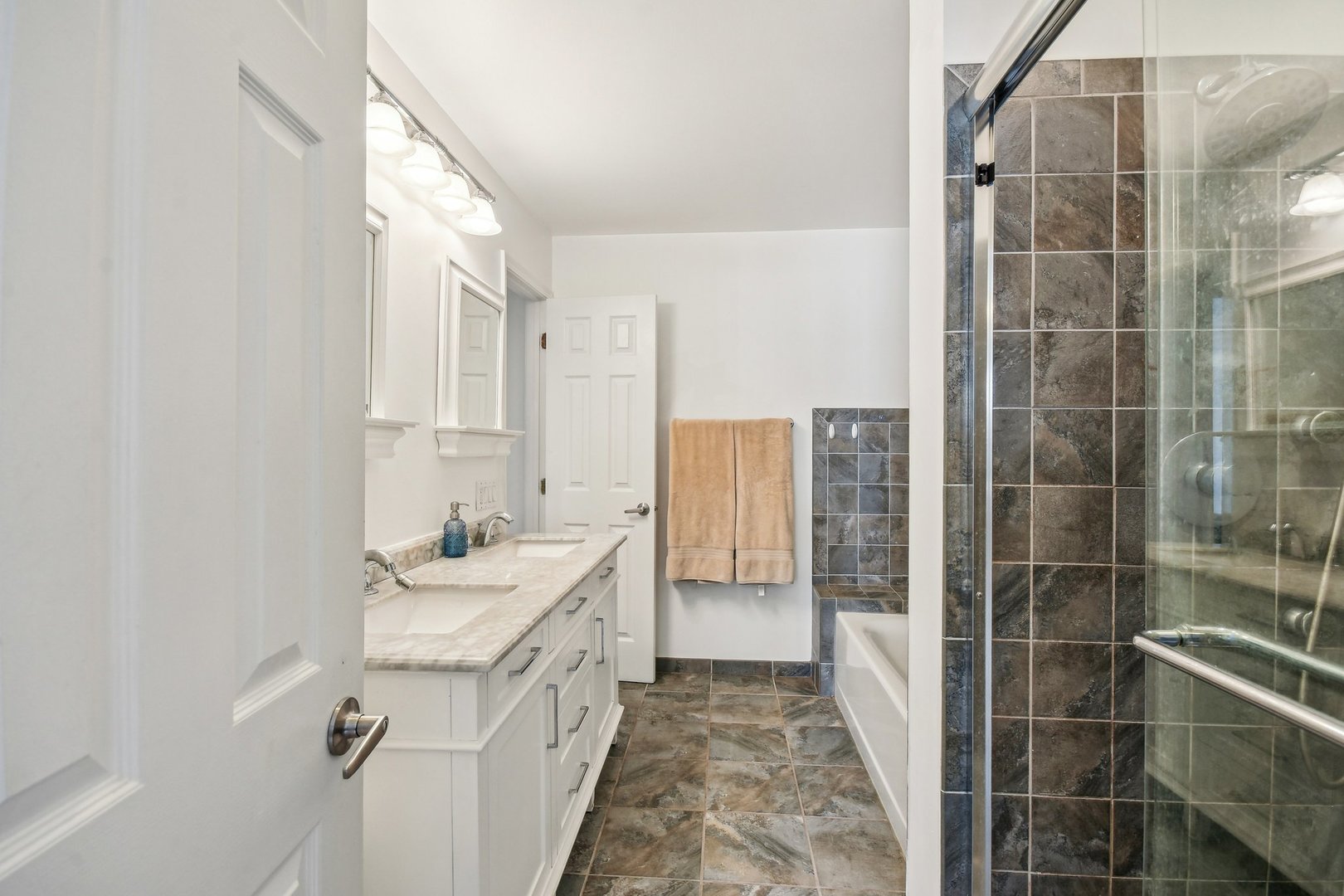 1152 W School Street Unit: 1152