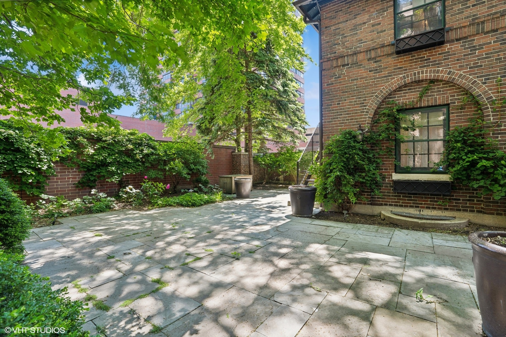 325 W Wellington Avenue