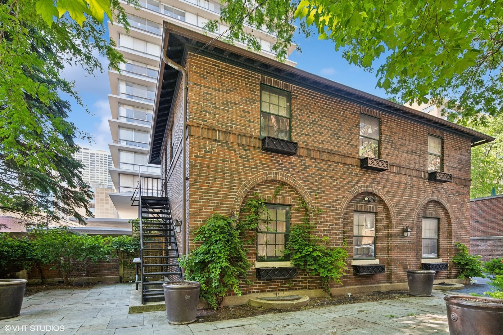 325 W Wellington Avenue