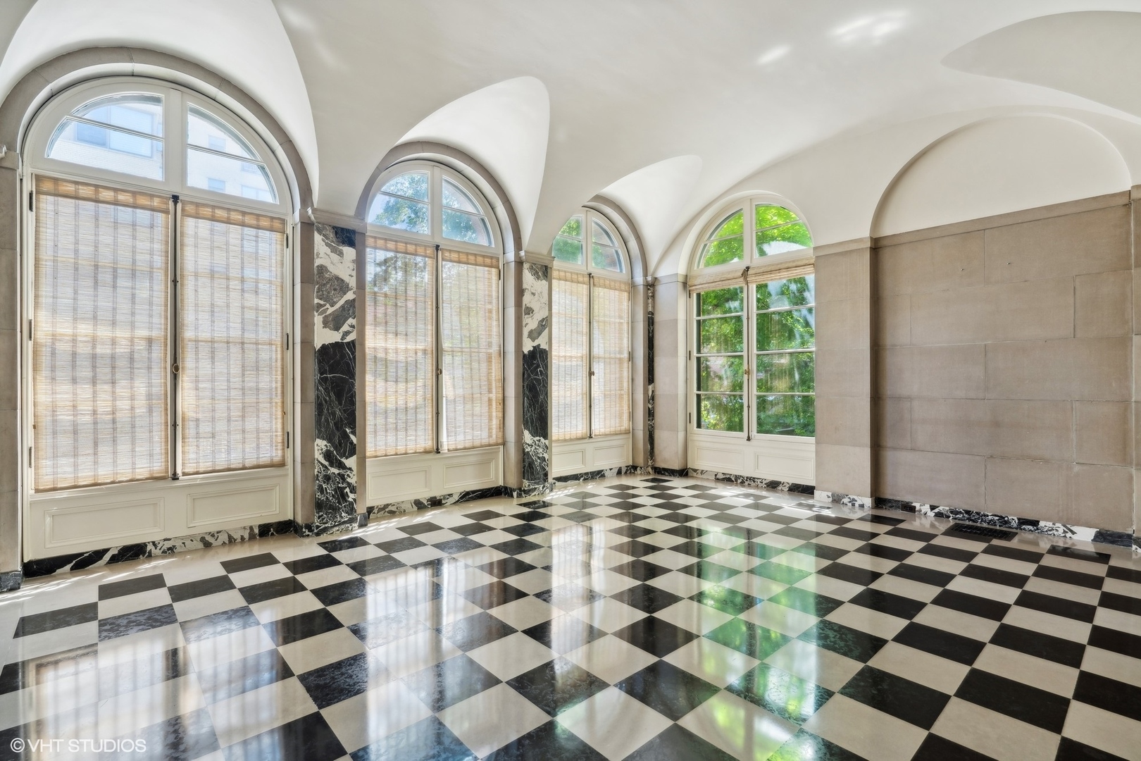 325 W Wellington Avenue