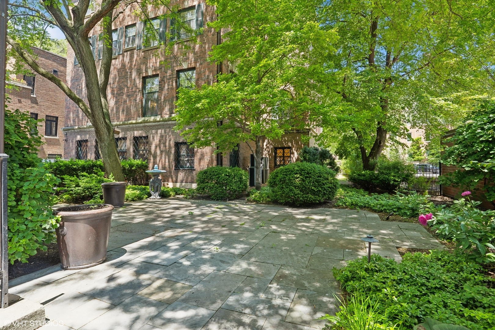 325 W Wellington Avenue