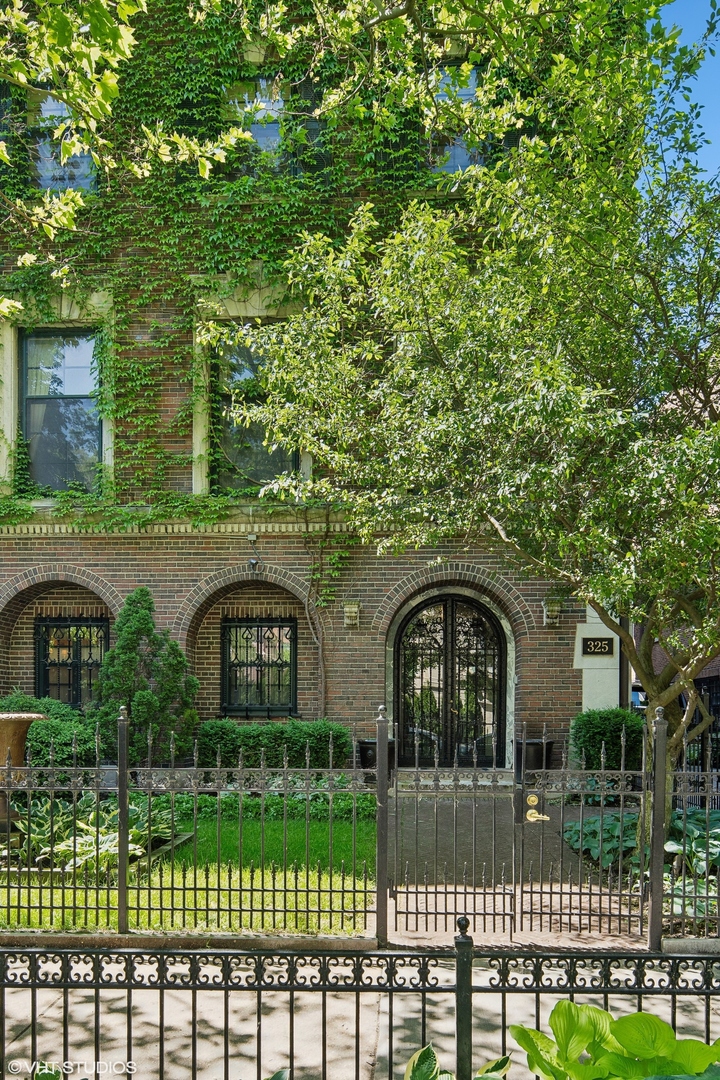 325 W Wellington Avenue