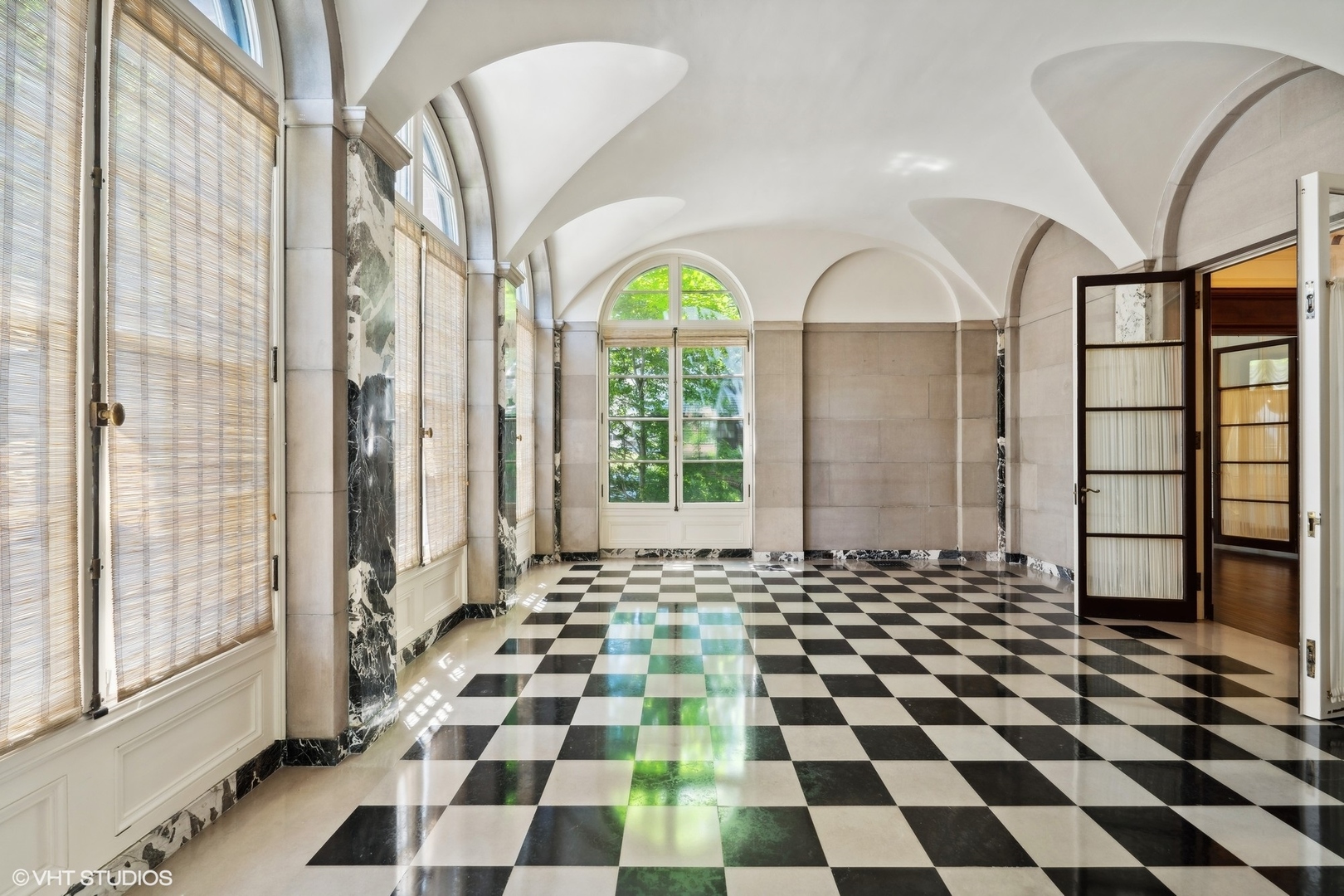 325 W Wellington Avenue