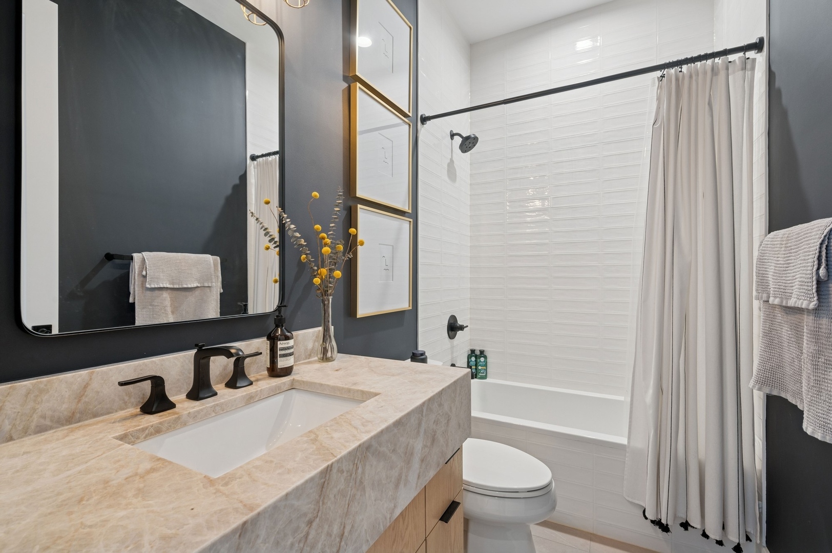 3219 N Seminary Avenue Unit: 3N