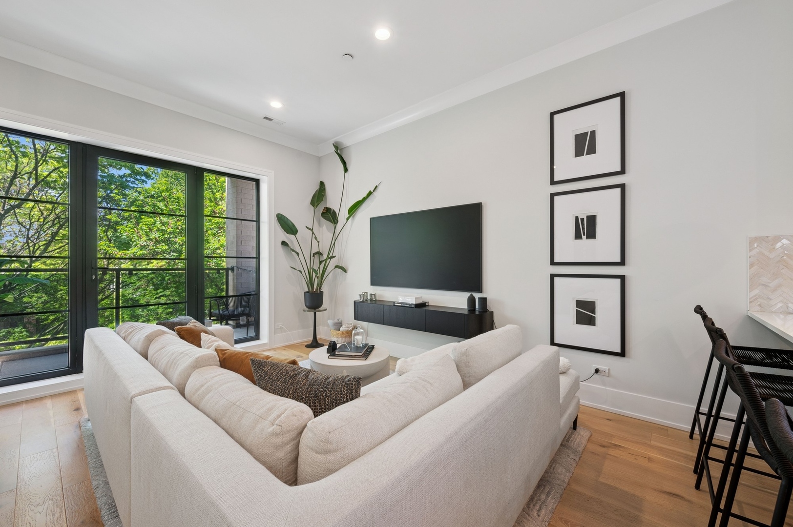 3219 N Seminary Avenue Unit: 3N