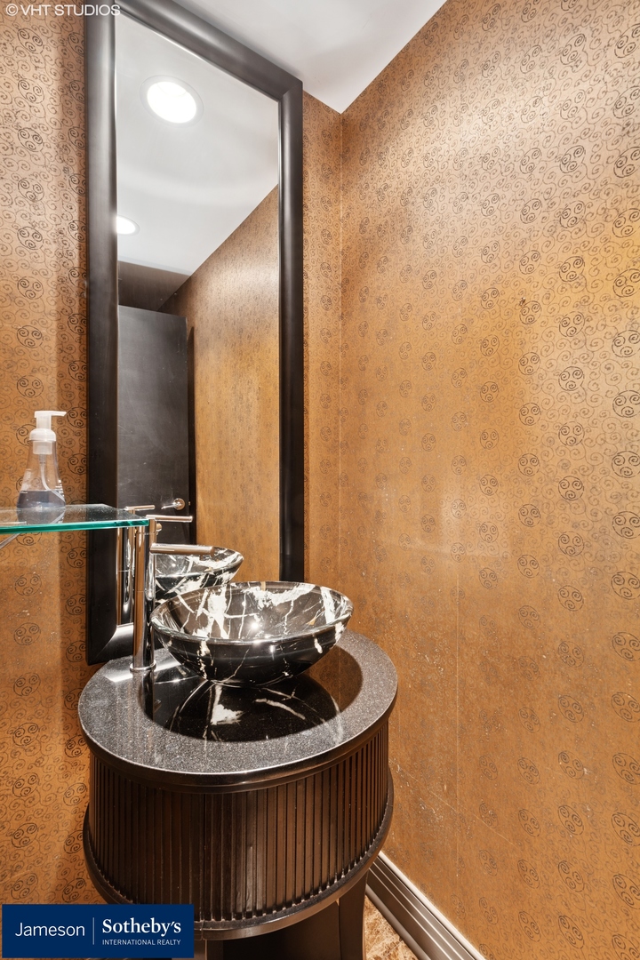 600 N LAKE SHORE Drive Unit: 4608