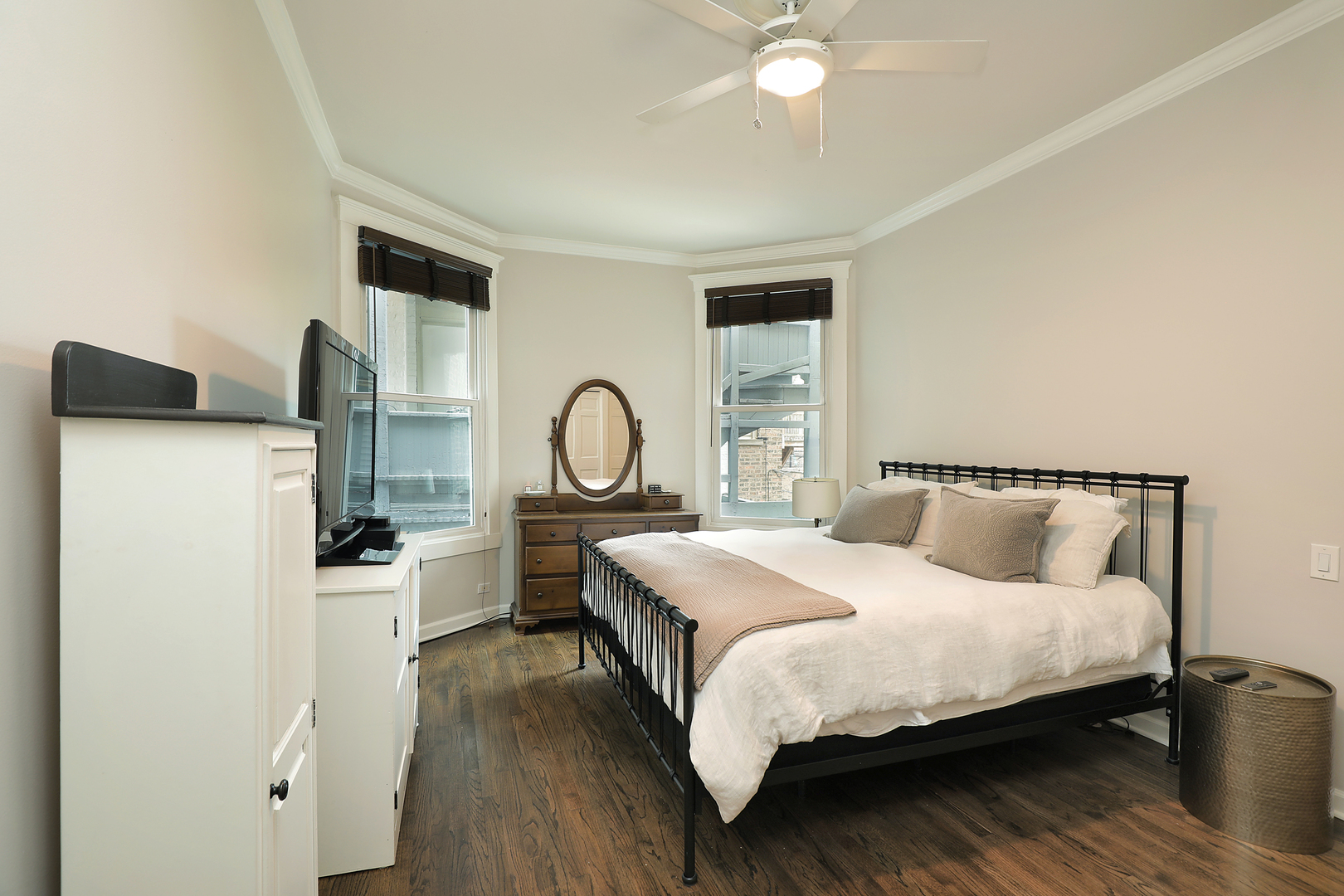 2230 N Kenmore Avenue Unit: 2