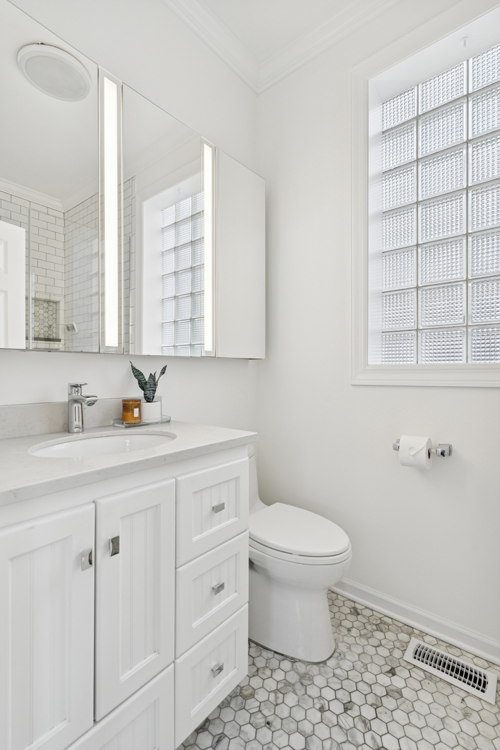 1632 W ERIE Street Unit: 3