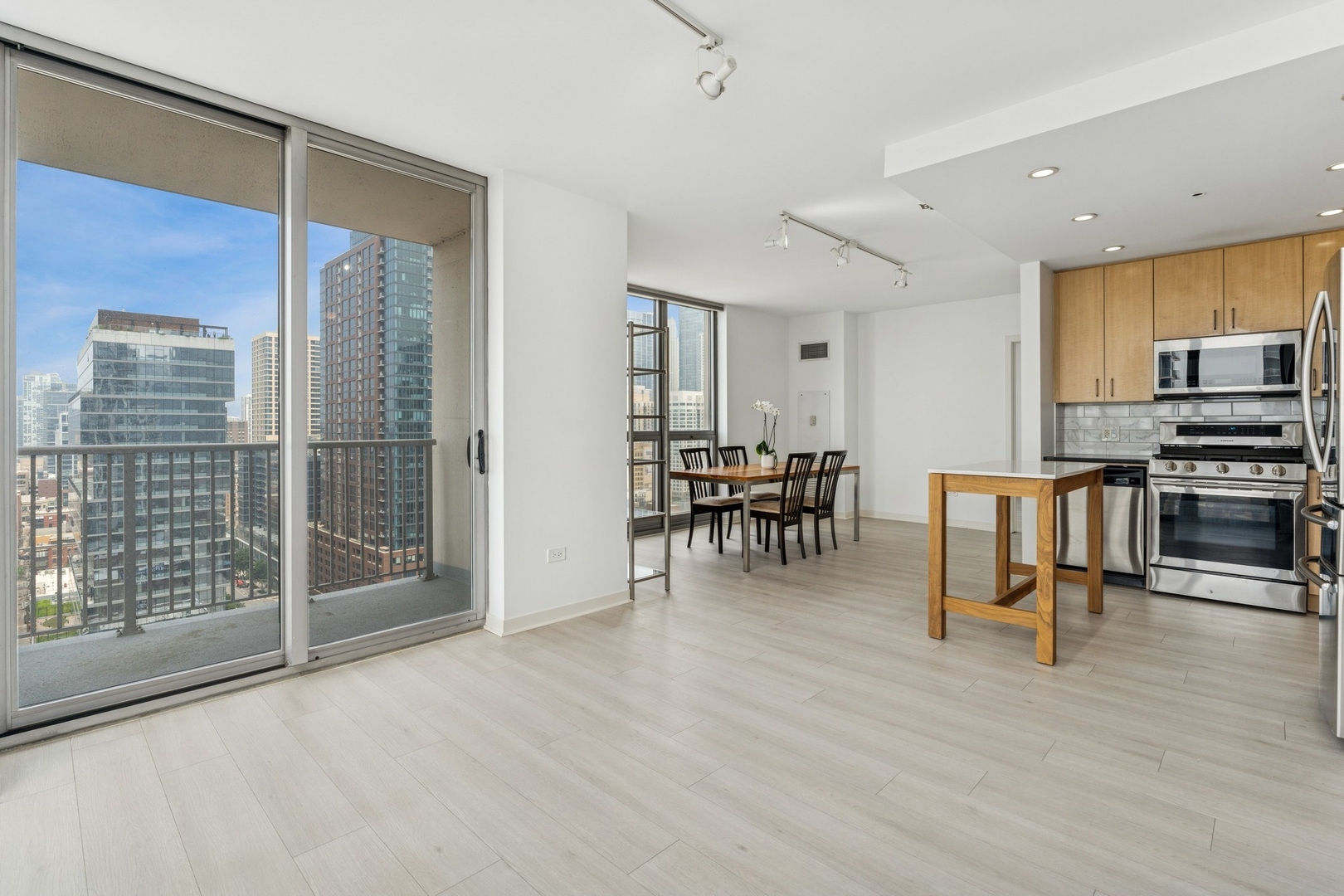 200 W Grand Avenue Unit: 1904