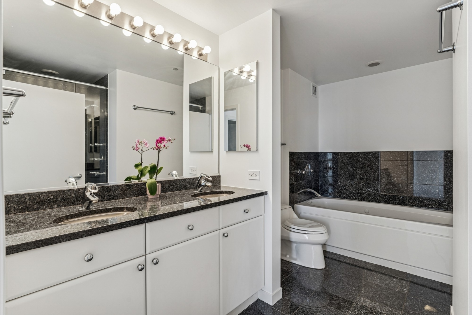 200 W Grand Avenue Unit: 1904