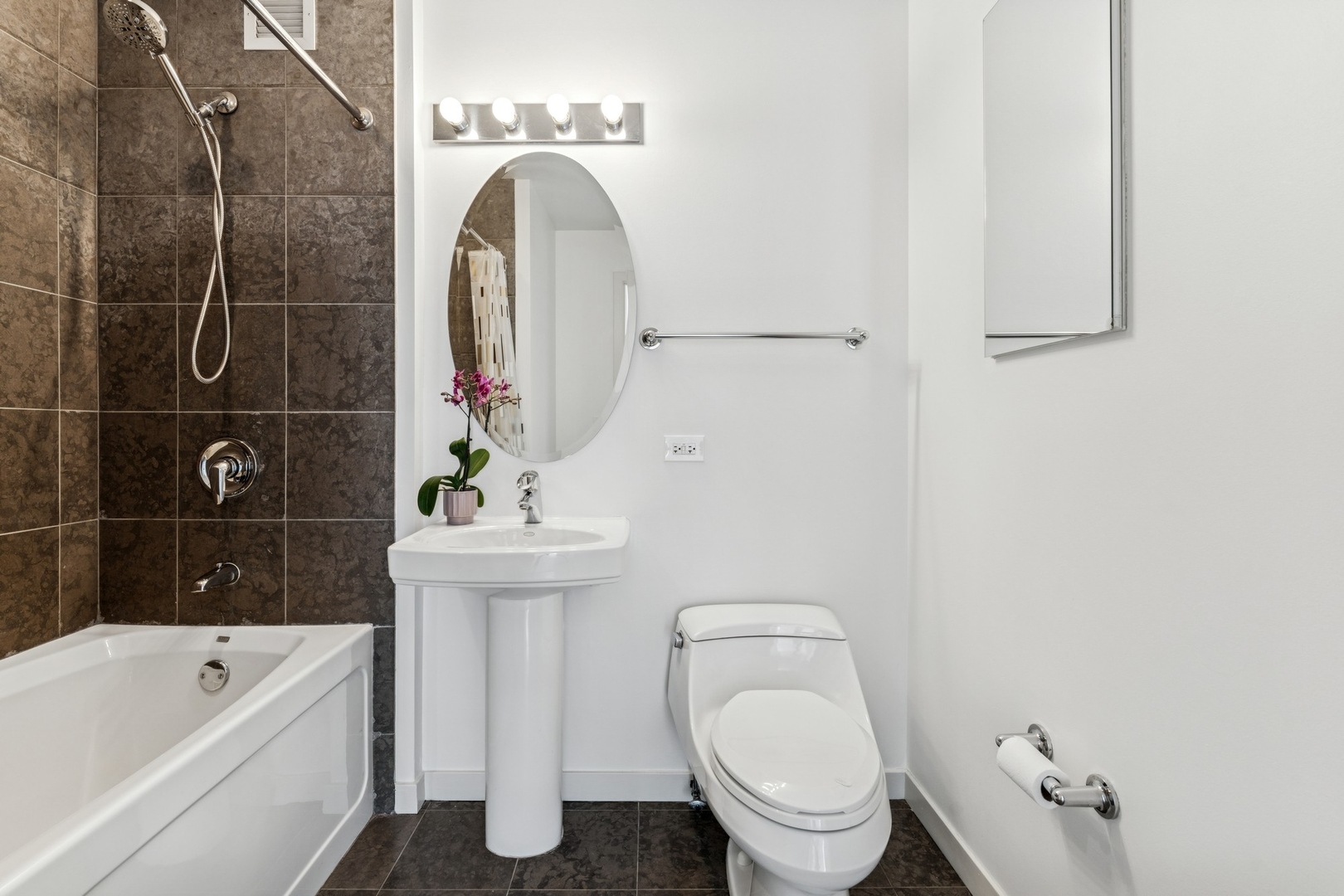 200 W Grand Avenue Unit: 1904