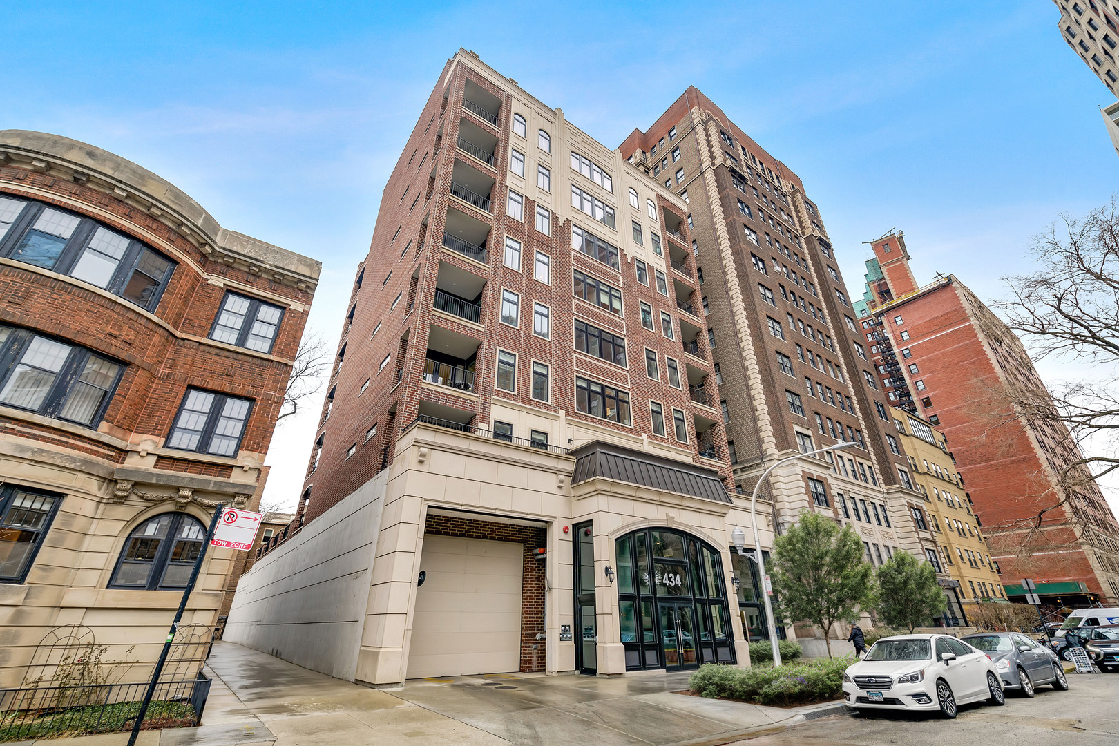 434 W Melrose Street Unit: 402