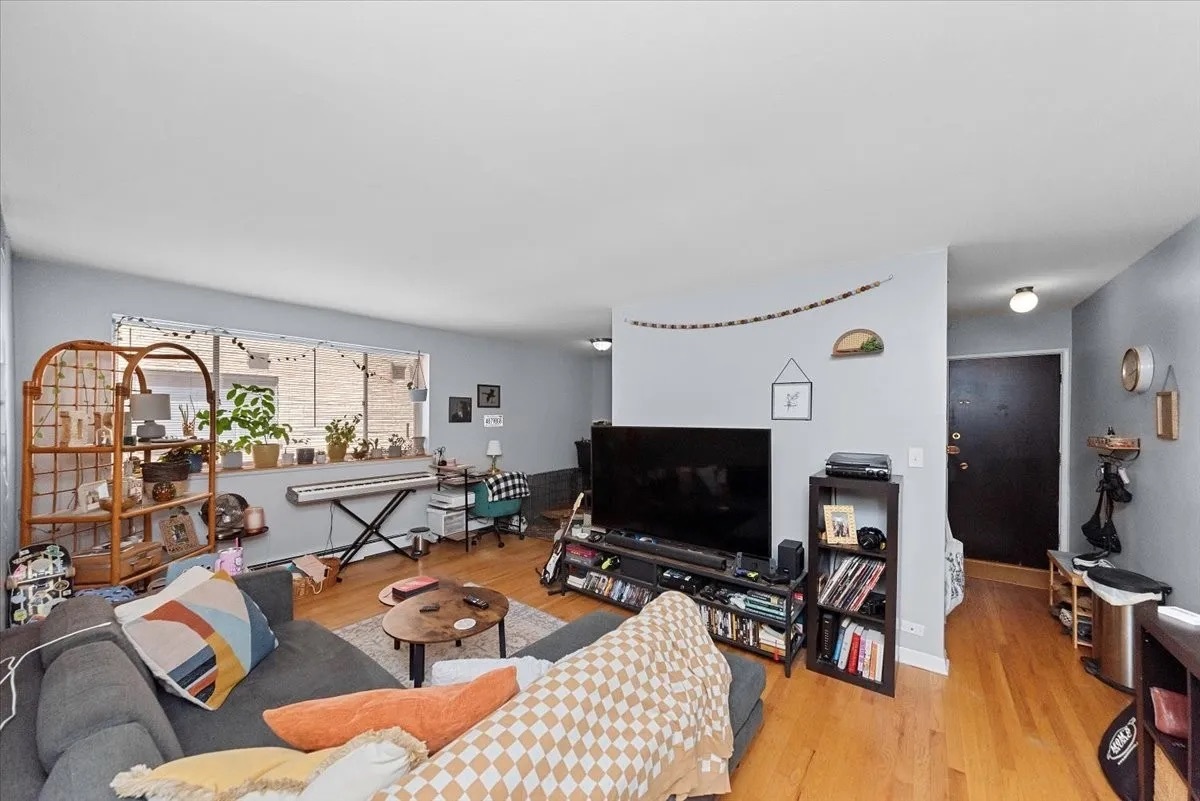 541 W OAKDALE Avenue Unit: 320