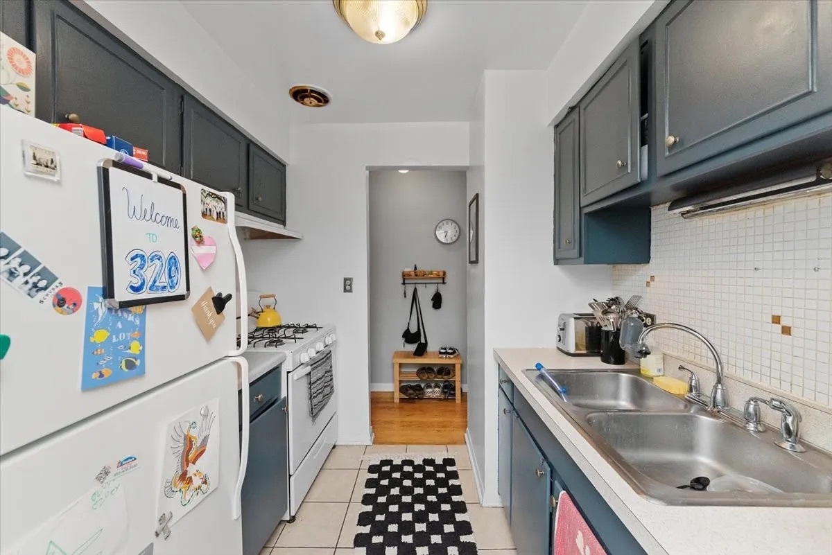 541 W OAKDALE Avenue Unit: 320