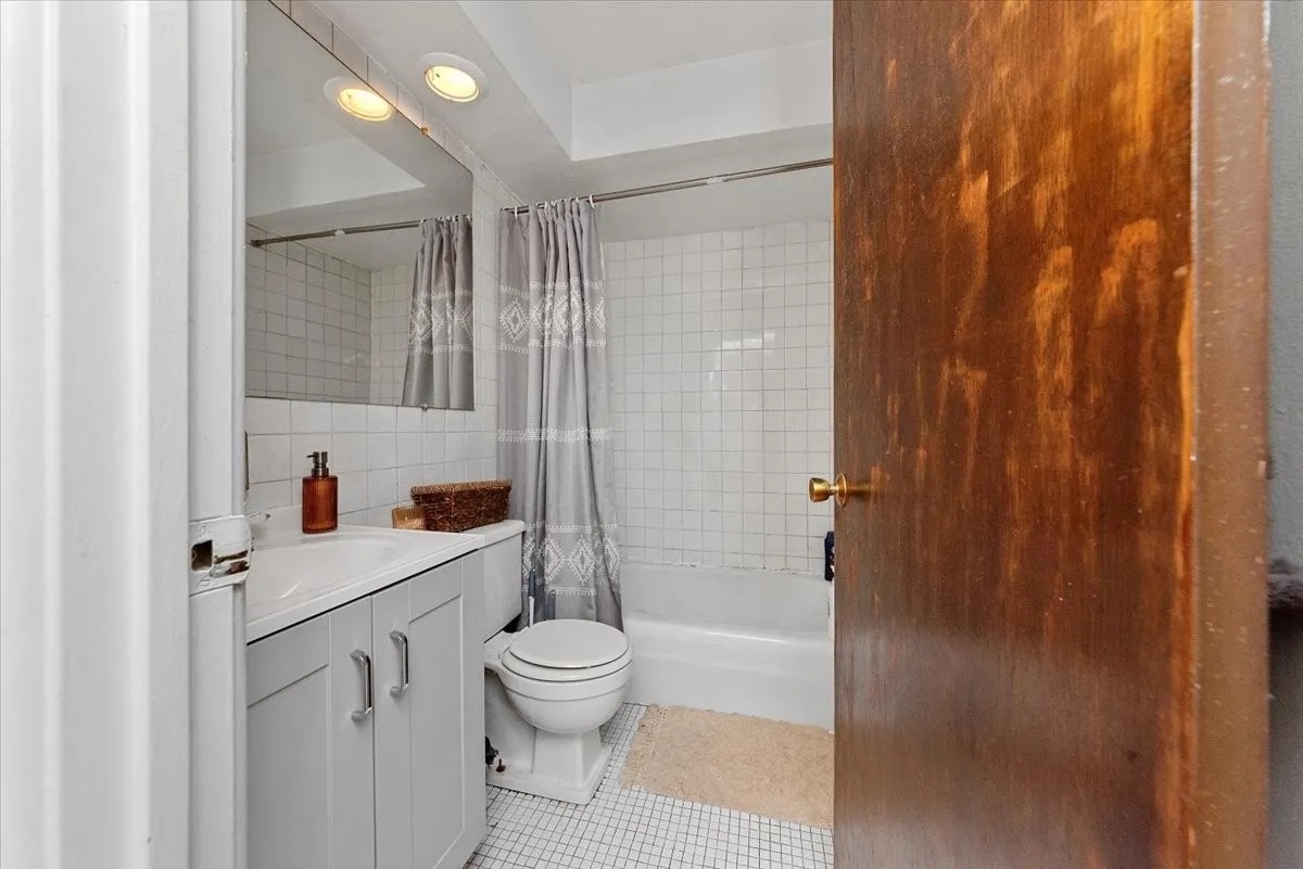 541 W OAKDALE Avenue Unit: 320