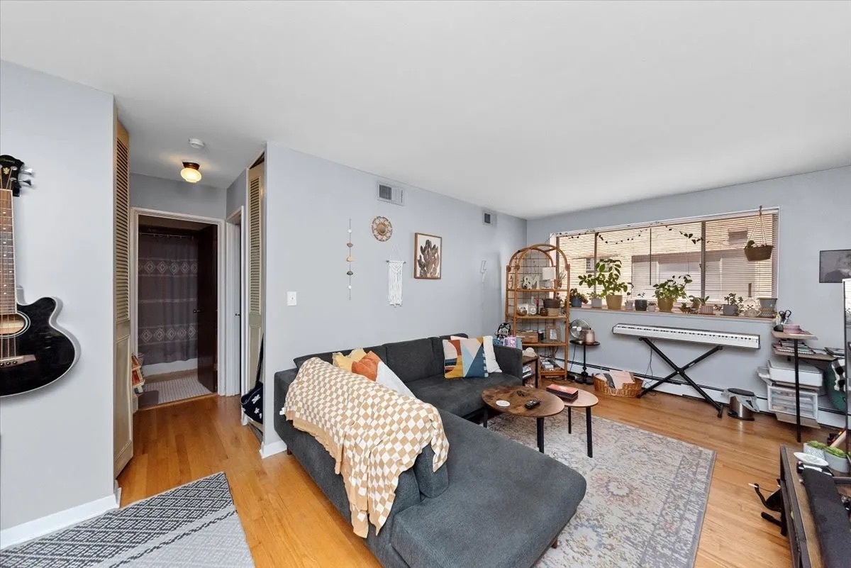 541 W OAKDALE Avenue Unit: 320