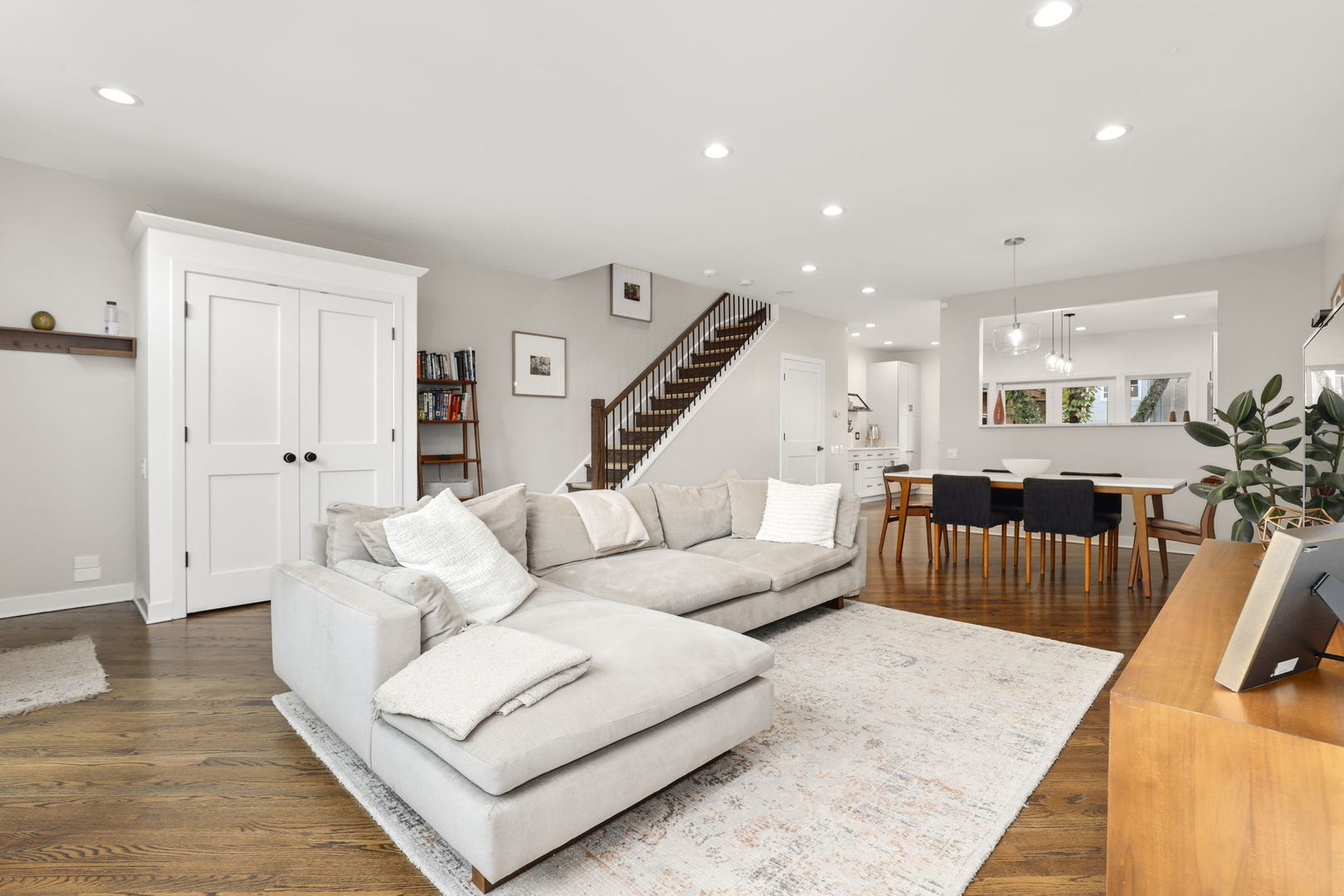 1352 W Wrightwood Avenue