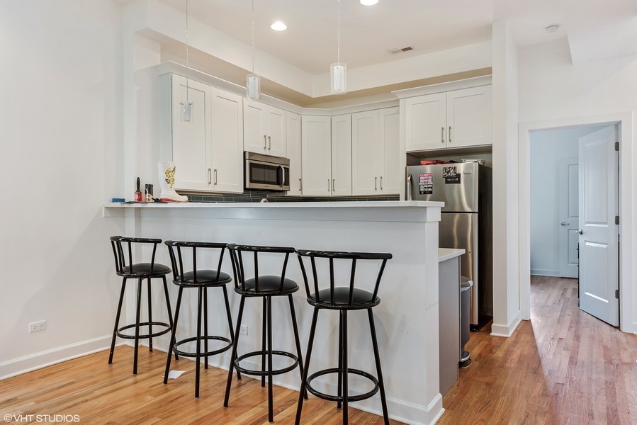 1037 W Oakdale Avenue Unit: 2