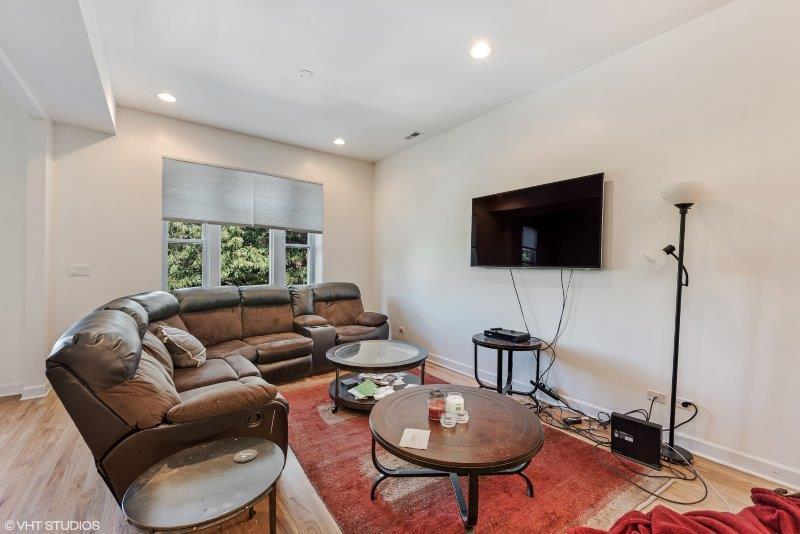 1037 W Oakdale Avenue Unit: 2