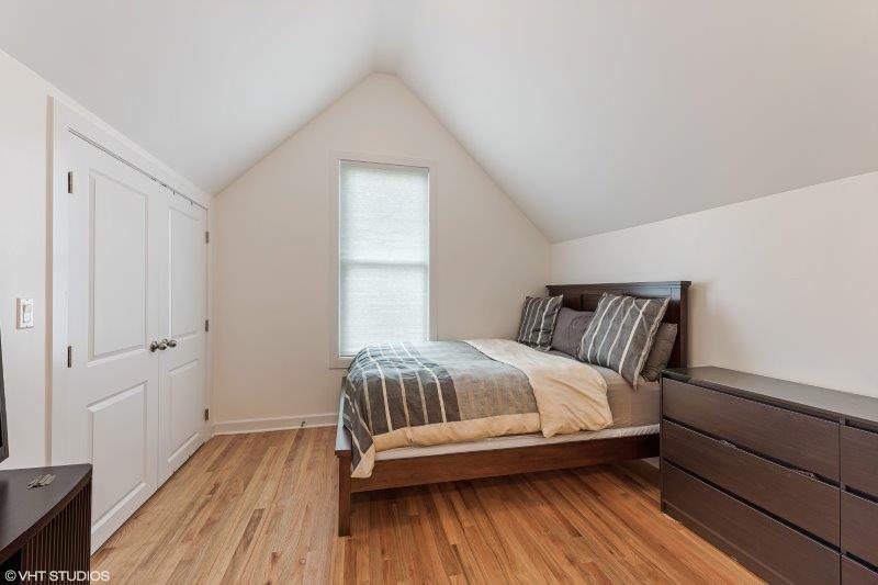 1037 W Oakdale Avenue Unit: 2