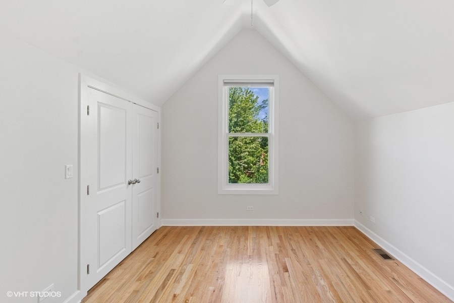 1037 W Oakdale Avenue Unit: 2