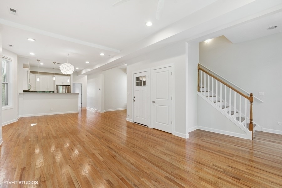 1037 W Oakdale Avenue Unit: 2