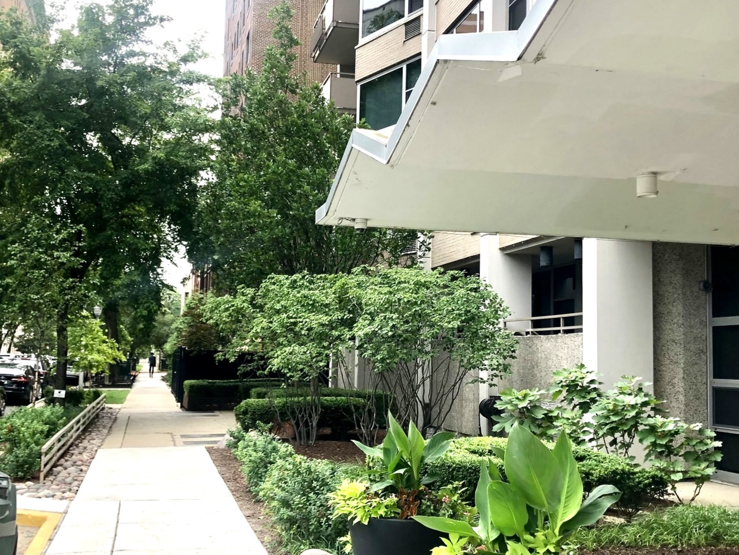 555 W Cornelia Avenue Unit: 1107