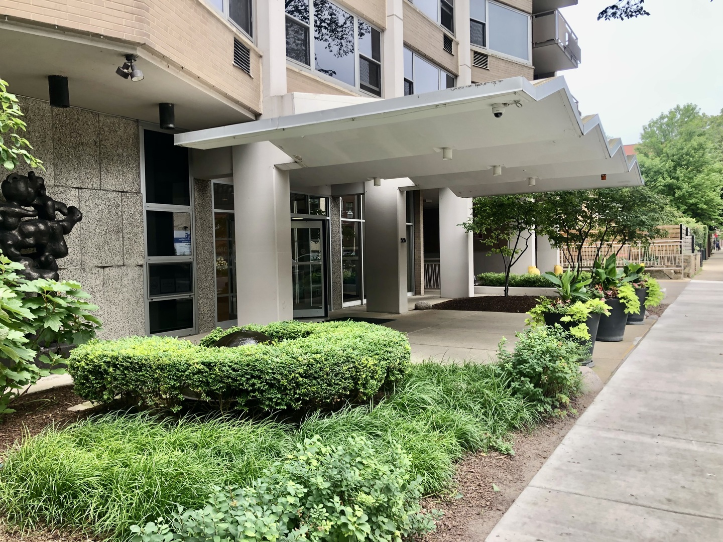 555 W Cornelia Avenue Unit: 1107