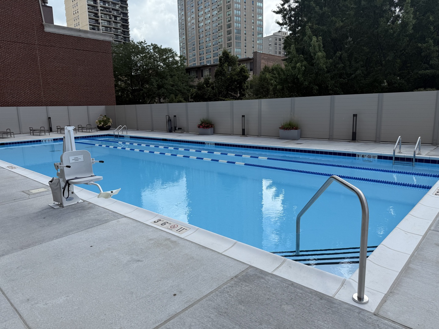 555 W Cornelia Avenue Unit: 1107