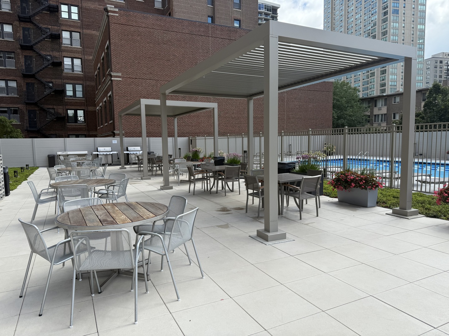 555 W Cornelia Avenue Unit: 1107