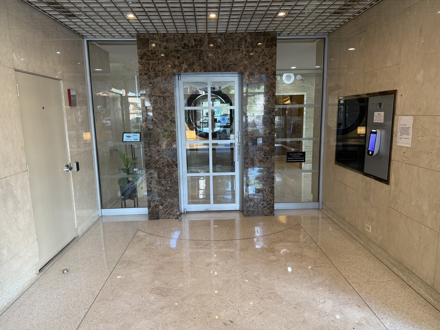 555 W Cornelia Avenue Unit: 1107