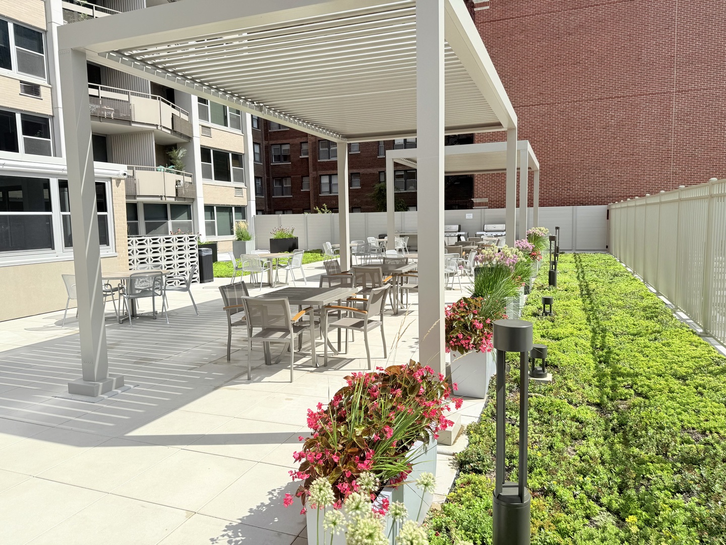 555 W Cornelia Avenue Unit: 1107