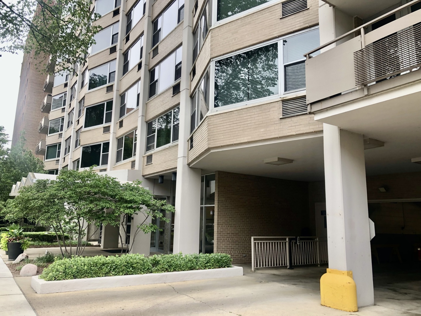 555 W Cornelia Avenue Unit: 1107