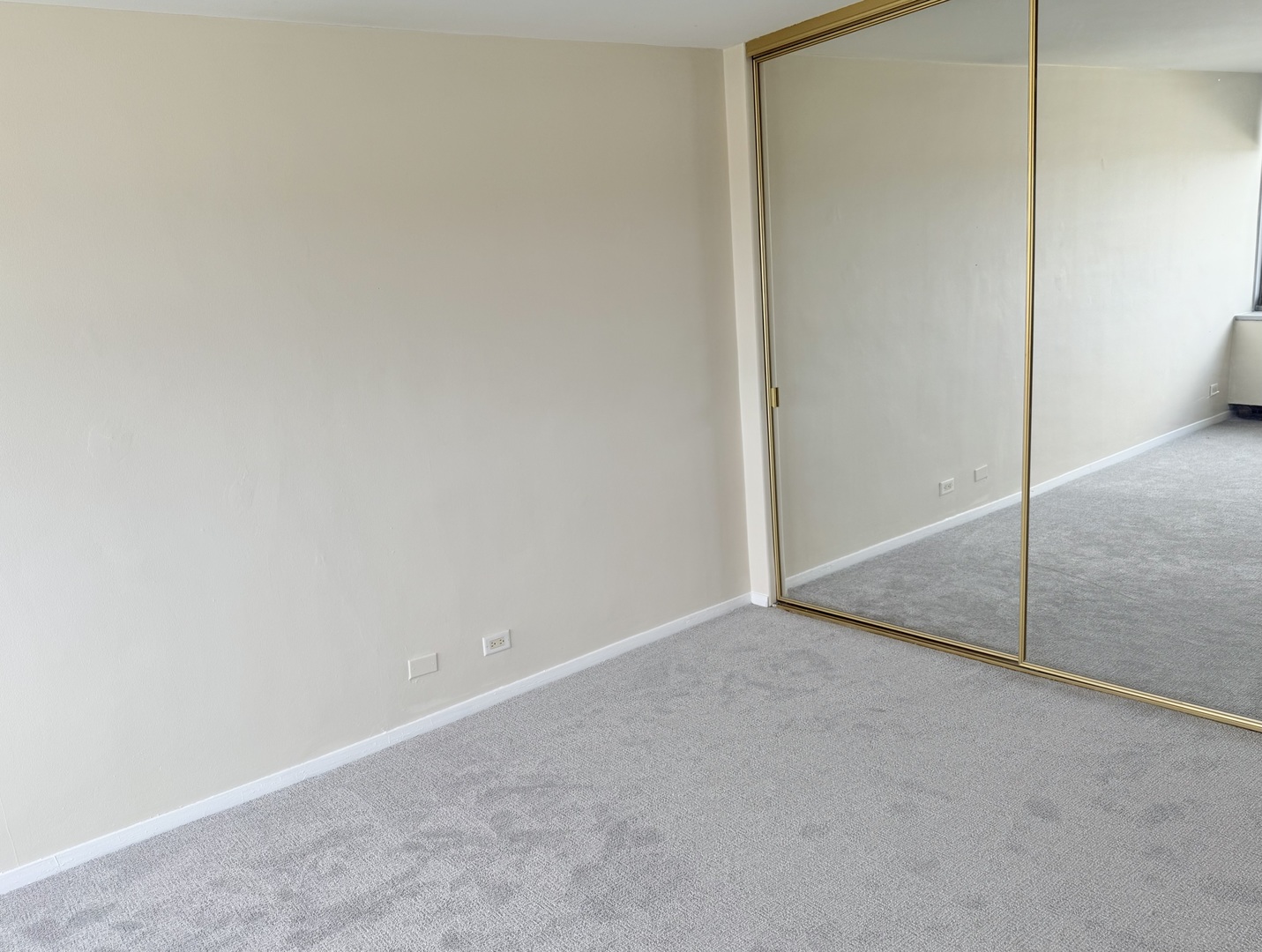 555 W Cornelia Avenue Unit: 1107