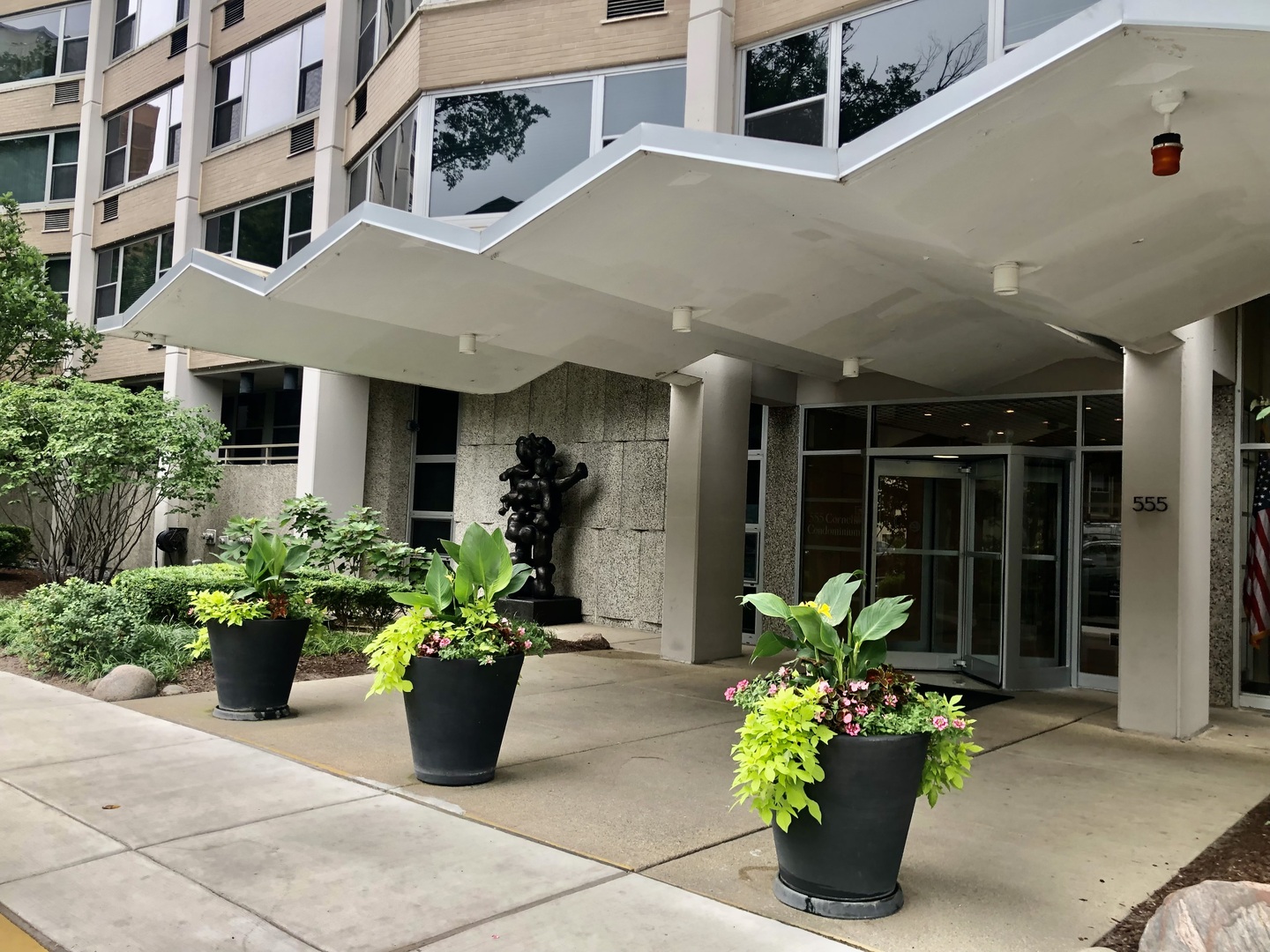 555 W Cornelia Avenue Unit: 1107