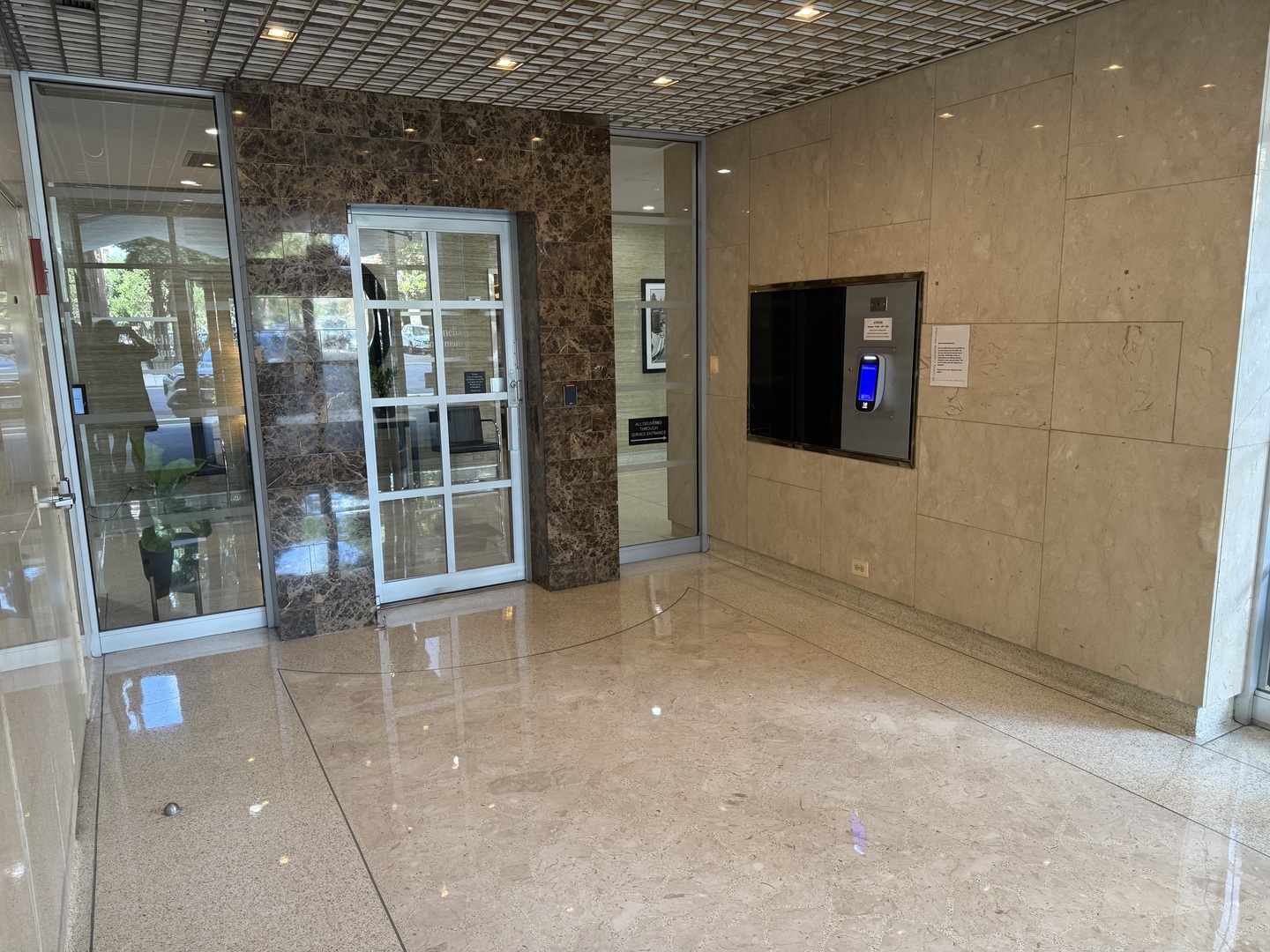 555 W Cornelia Avenue Unit: 1107