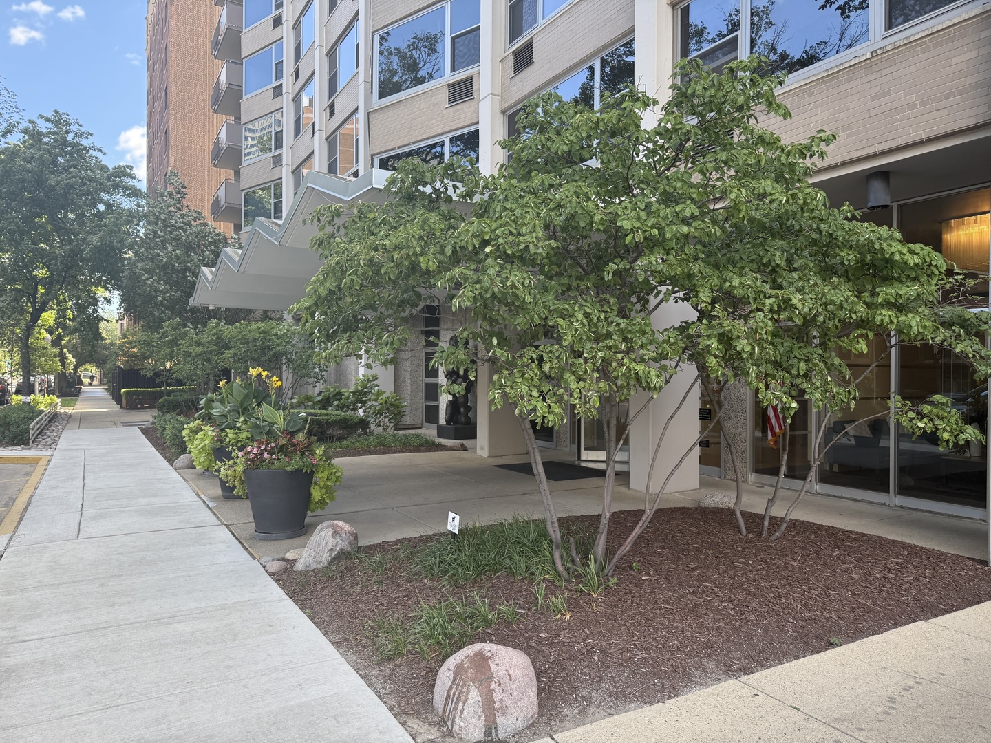 555 W Cornelia Avenue Unit: 1107