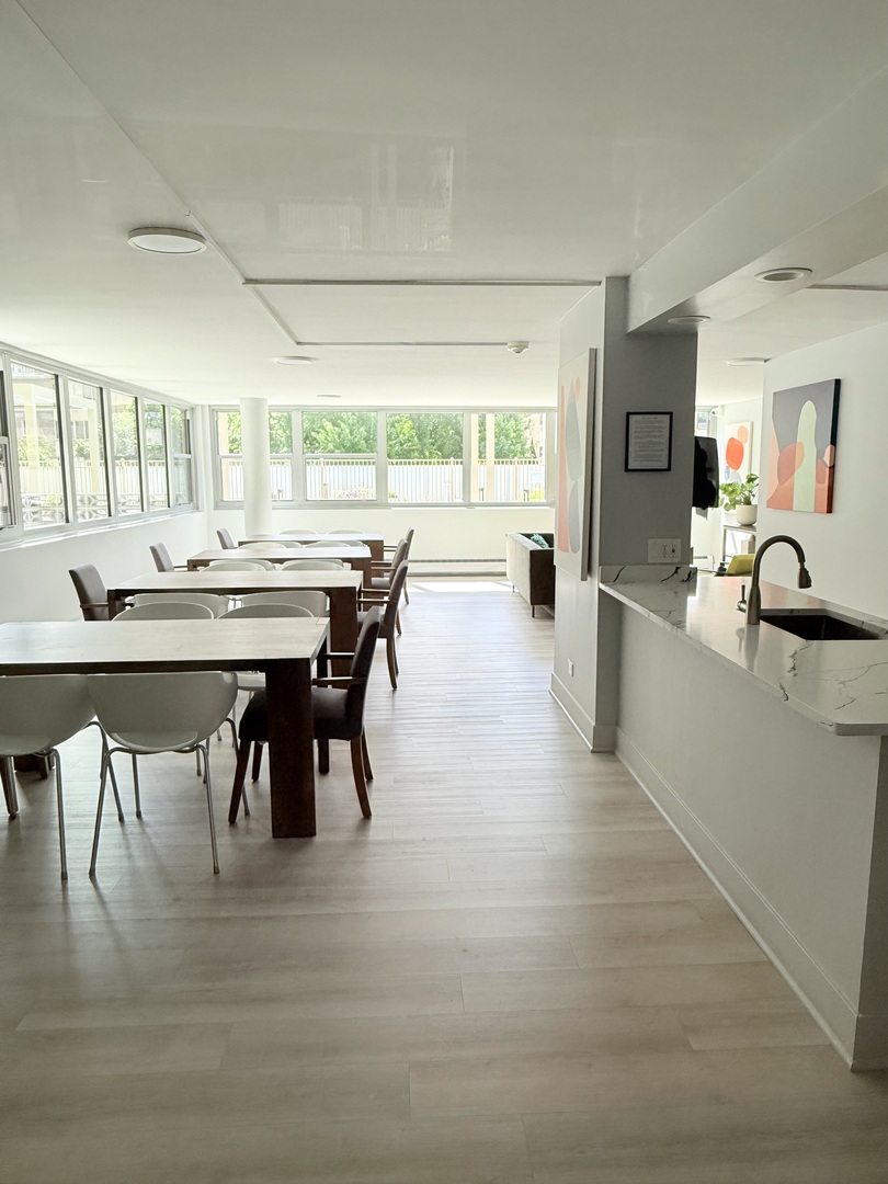 555 W Cornelia Avenue Unit: 1107