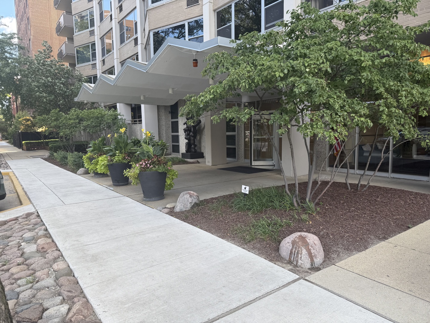 555 W Cornelia Avenue Unit: 1107