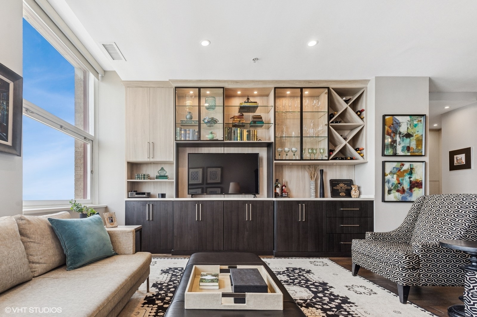 330 S MICHIGAN Avenue Unit: 1607