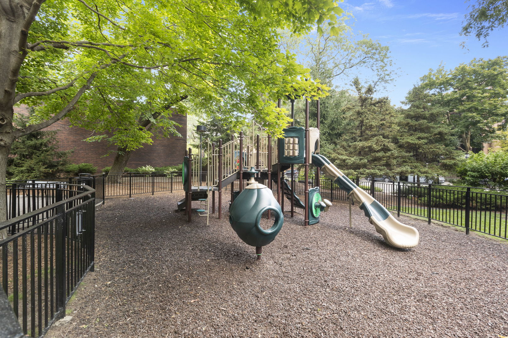 1460 N SANDBURG Terrace Unit: 1512