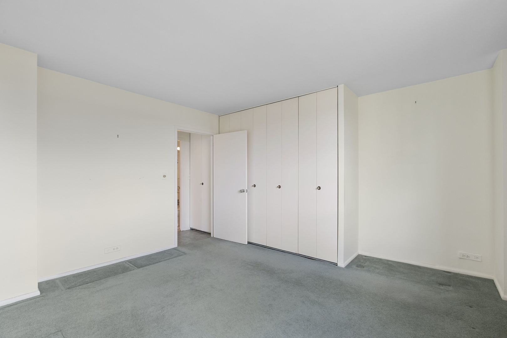 1460 N SANDBURG Terrace Unit: 1512